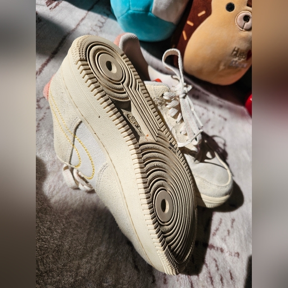 The Nike Women’s Air Force 1 ‘07 ‘Peace’ size 6 gently used. - Picture 5 of 7